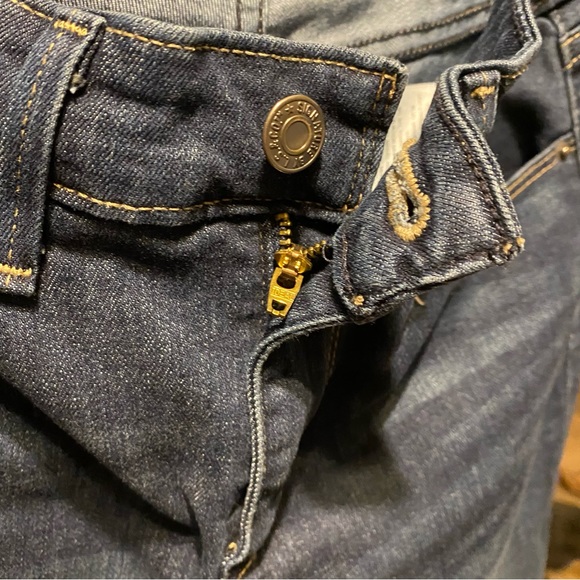 Levi’s Mid Rise Dark Wash Capri Jeans Size 6 - Picture 7 of 7